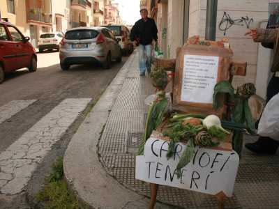 � sabato mattina quando decidiamo di fare una passeggiata per le viuzze molesi e ci accorgiamo ben presto di due sedie posizionate ad angolo rispettivamente sui marciapiedi dei due lati di via De Gasperi. La prima, di legno massiccio, � riccamente allestita con carciofi, patate, finocchi, fave e cavoli